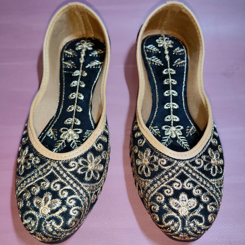 Traditional Black & Gold Embroidered Juttis – Elegant Ethnic Footwear for Women