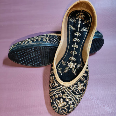 Traditional Black & Gold Embroidered Juttis – Elegant Ethnic Footwear for Women