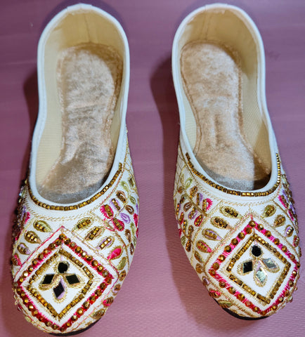 Elegant White & Multicolor Embroidered Juttis – Handcrafted Traditional Footwear for Women