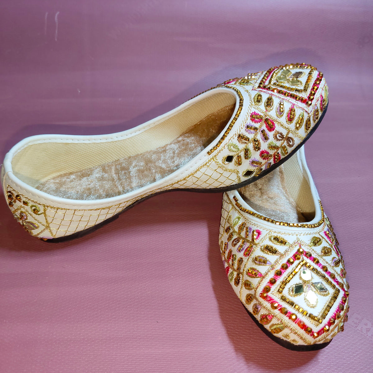 Elegant White & Multicolor Embroidered Juttis – Handcrafted Traditional Footwear for Women